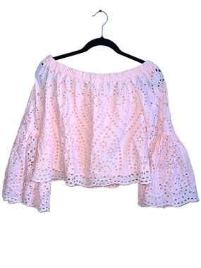 𝐁𝐋𝐔𝐒𝐇𝐈𝐍𝐆 𝐇𝐄𝐀𝐑𝐓 | PINK EYELET OFF-THE-SHOULDER CROP TOP